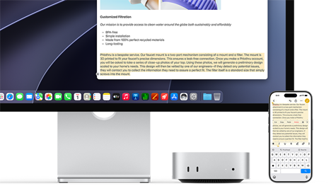 Mac mini Vorderseite, unter einem Studio Display platziert, ein iPhone befindet sich rechts neben dem Gerät und dem Display, der ausgewählte Text oben auf dem iPhone mit den Befehlen Ausschneiden, Kopieren, Einsetzen und Automatisches Ausfüllen stimmt mit dem hervorgehobenen Text auf dem Display überein, was die Universelle Zwischenablage zeigt