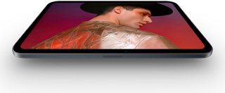 iPad mini, 8,5" OLED Display, strahlend helles und tiefes Schwarz, zeigt eine Person mit Mütze und Jacke