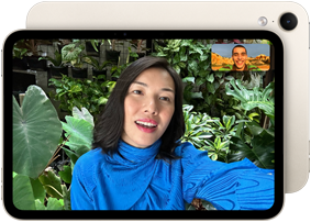 iPad mini, Vorderansicht, das Display zeigt die Benutzeroberfläche der Querformat 12MP Center Stage Frontkamera mit einer Person, die inmitten von grünem Laub an einem Videoanruf teilnimmt